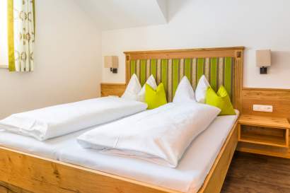 04_unterrainhof_viehhauser_blumenwiese_doppelbett.jpg