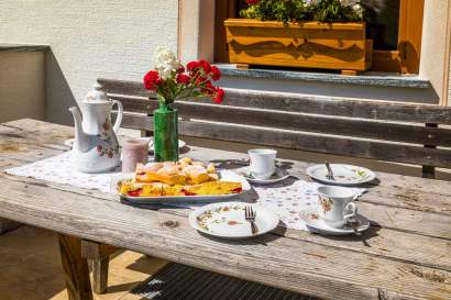 13_unterrainhof_viehhauser_blumenwiese_terrasse.jpg