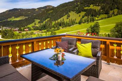 11_unterrainhof_viehhauser_blumenwiese_terrasse.jpg