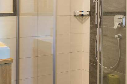 08_unterrainhof_viehhauser_blumenwiese_bad-dusche.jpg